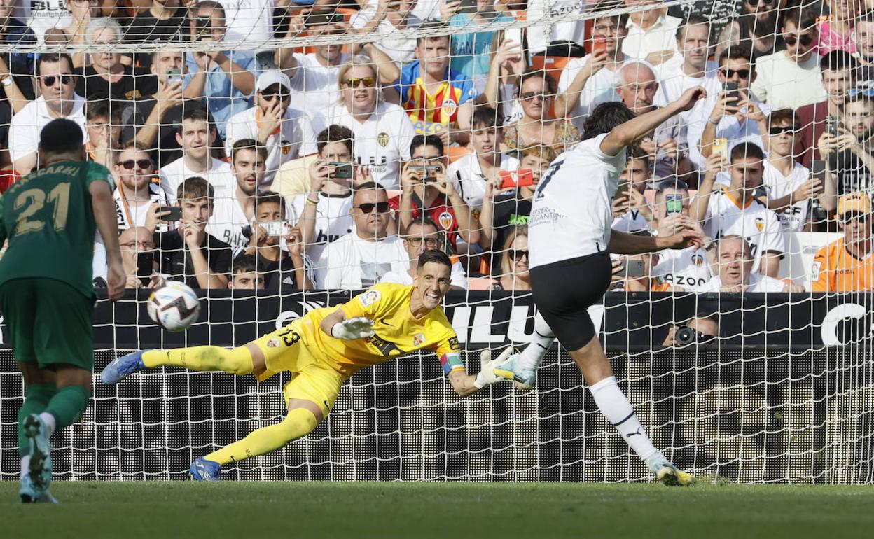 Cavani dispara el penalti con el que abrió su doblete en el partido ante el Elche. 