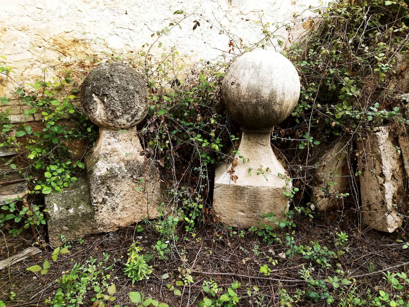 Algunos restos amontonados en el antiguo matadero de Borbotó