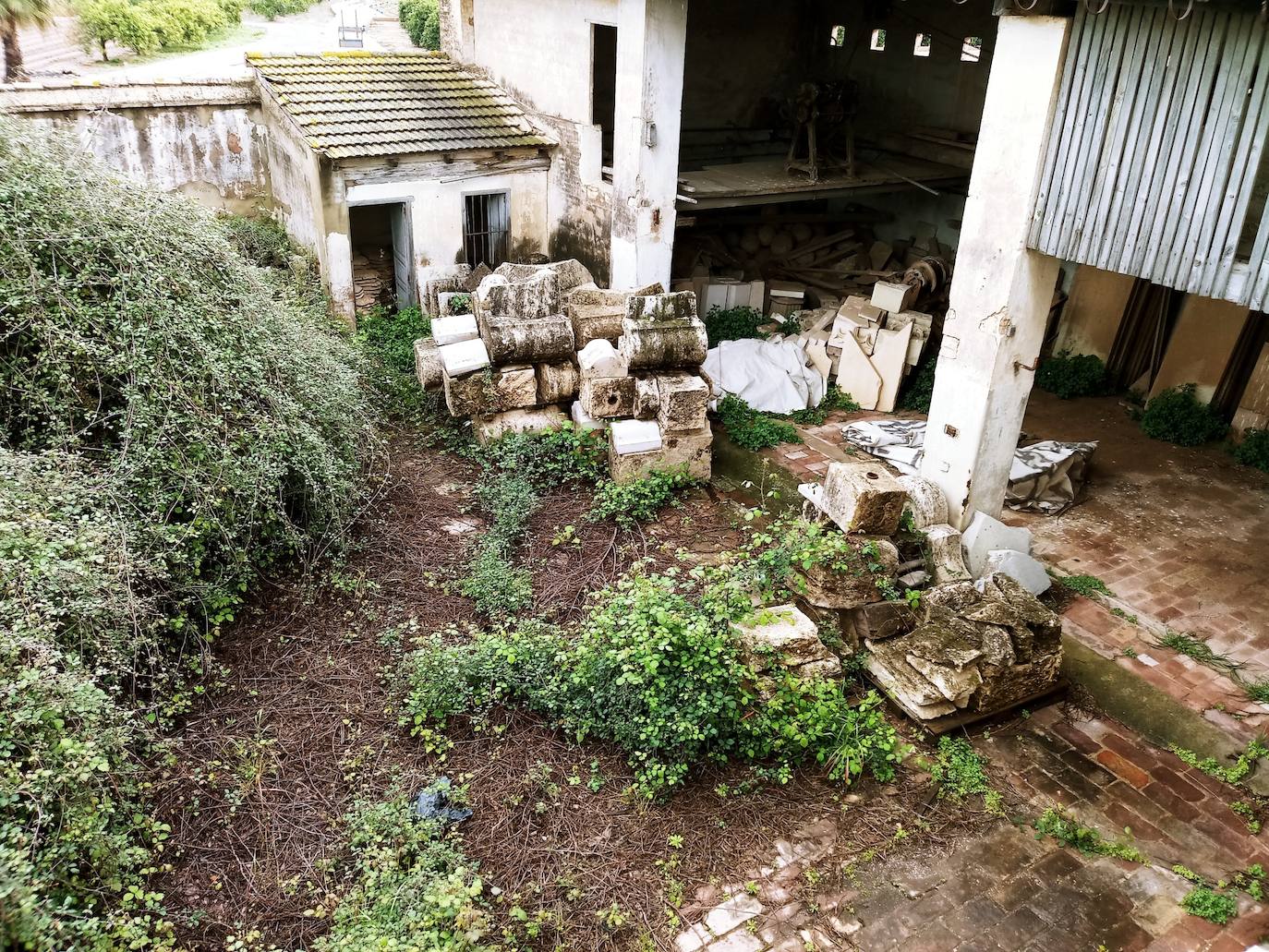 Algunos restos amontonados en el antiguo matadero de Borbotó