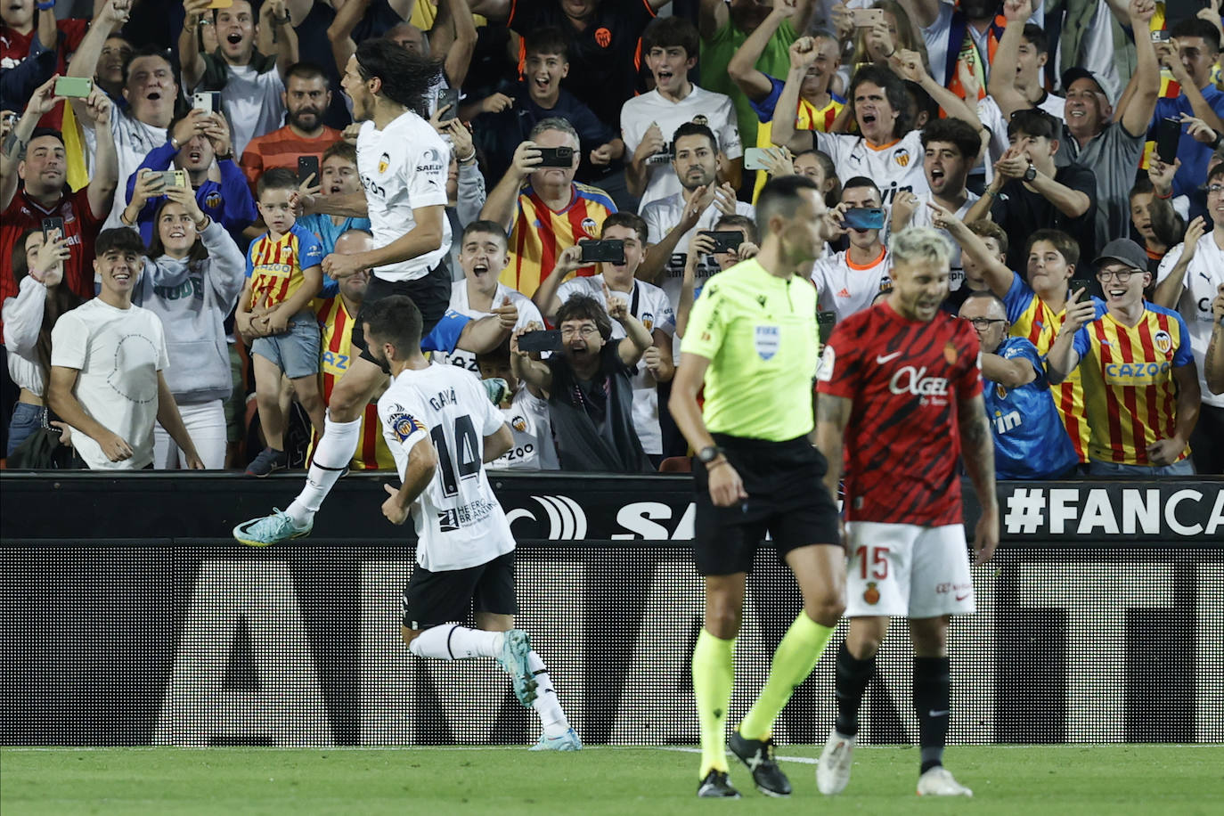 Cavani celebra el gol que adelantaba al Valencia. 