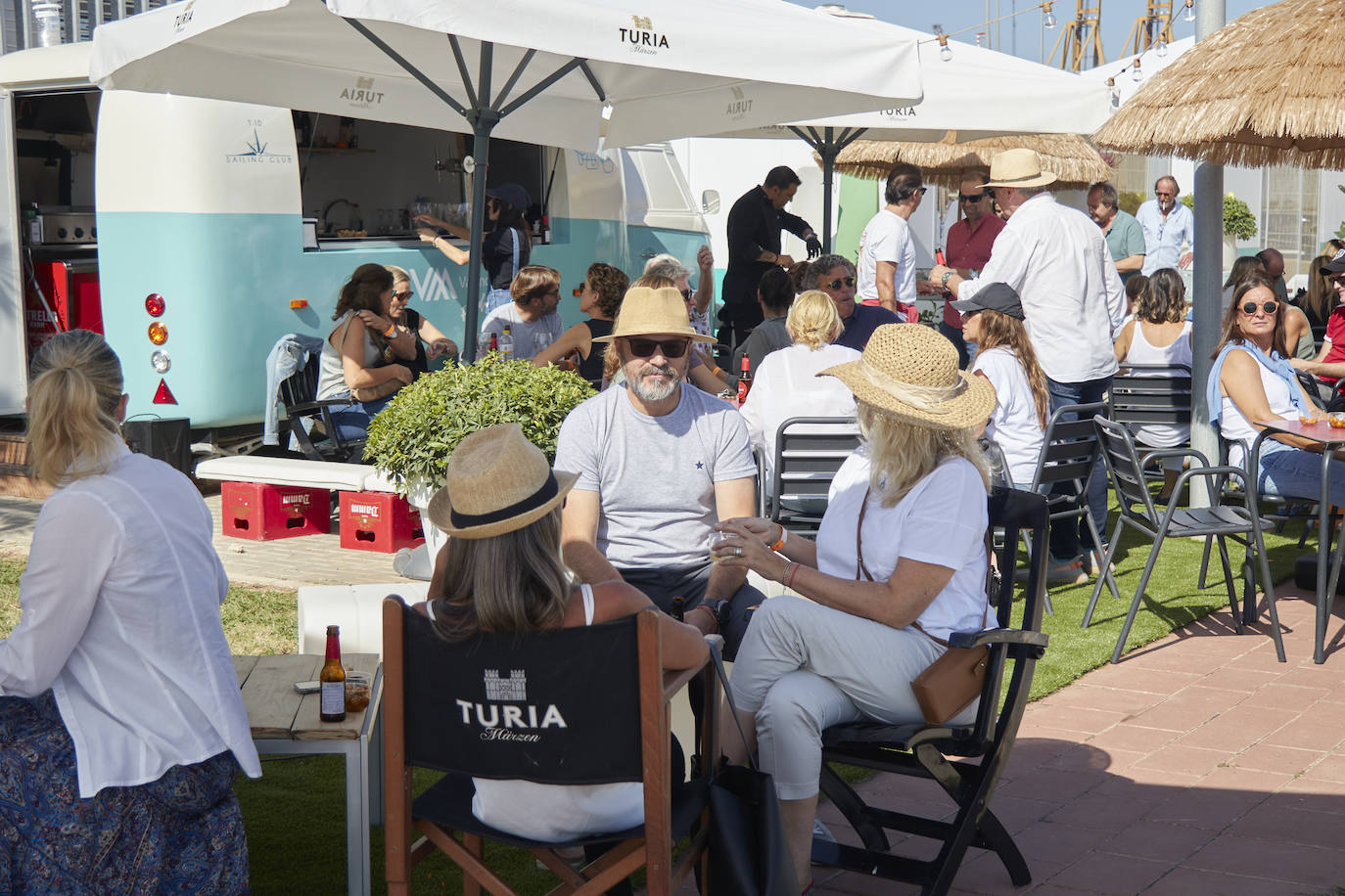 Cerca de doscientos invitados han asistido a una fiesta donde ha habido jamón, paella y bebida gratis. 