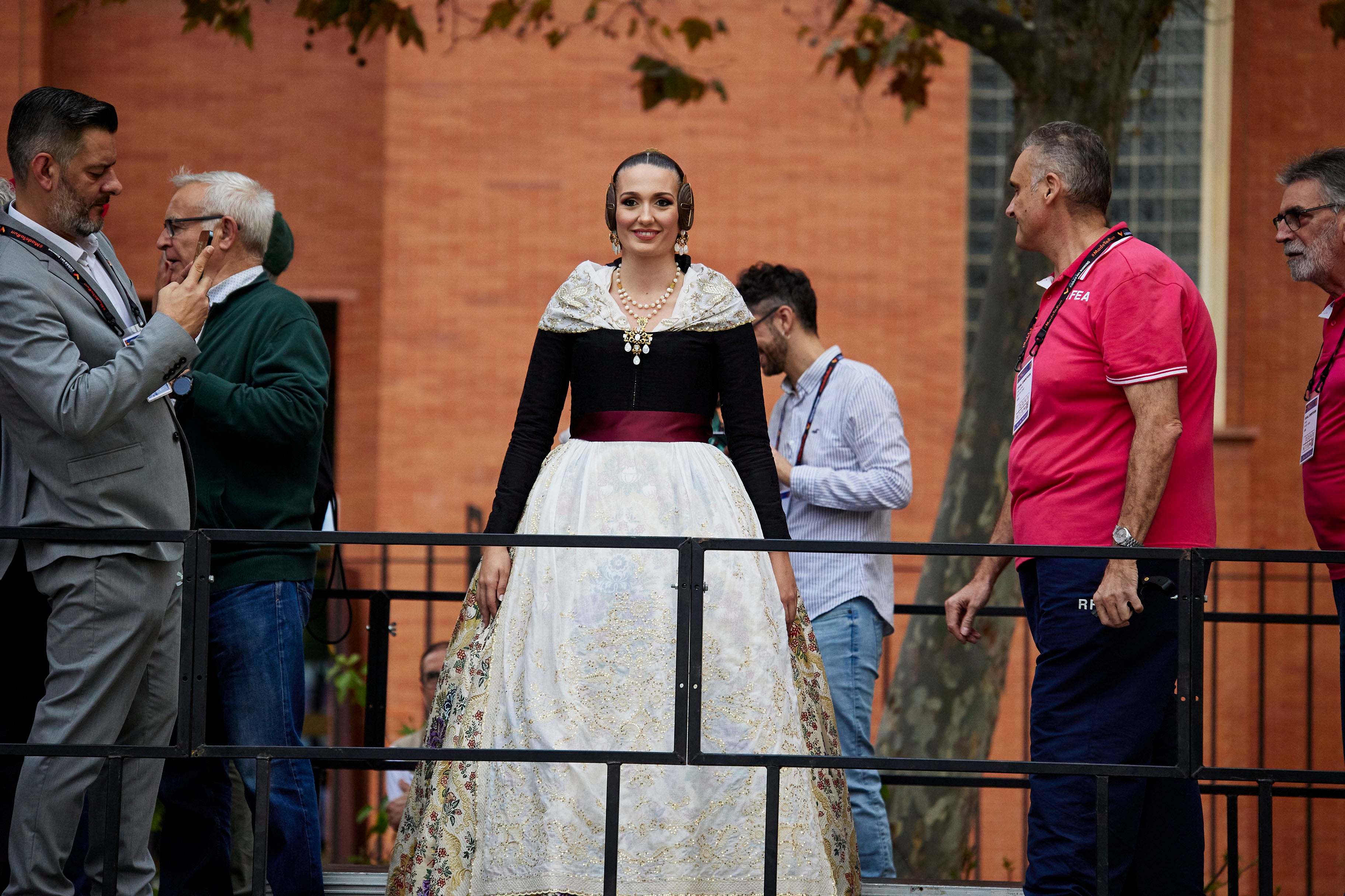 Carlos Galiana, junto a la Fallera Mayor de Valencia 2023