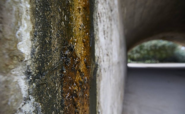 Humedades en uno de los puentes históricos del jardín del Turia. 