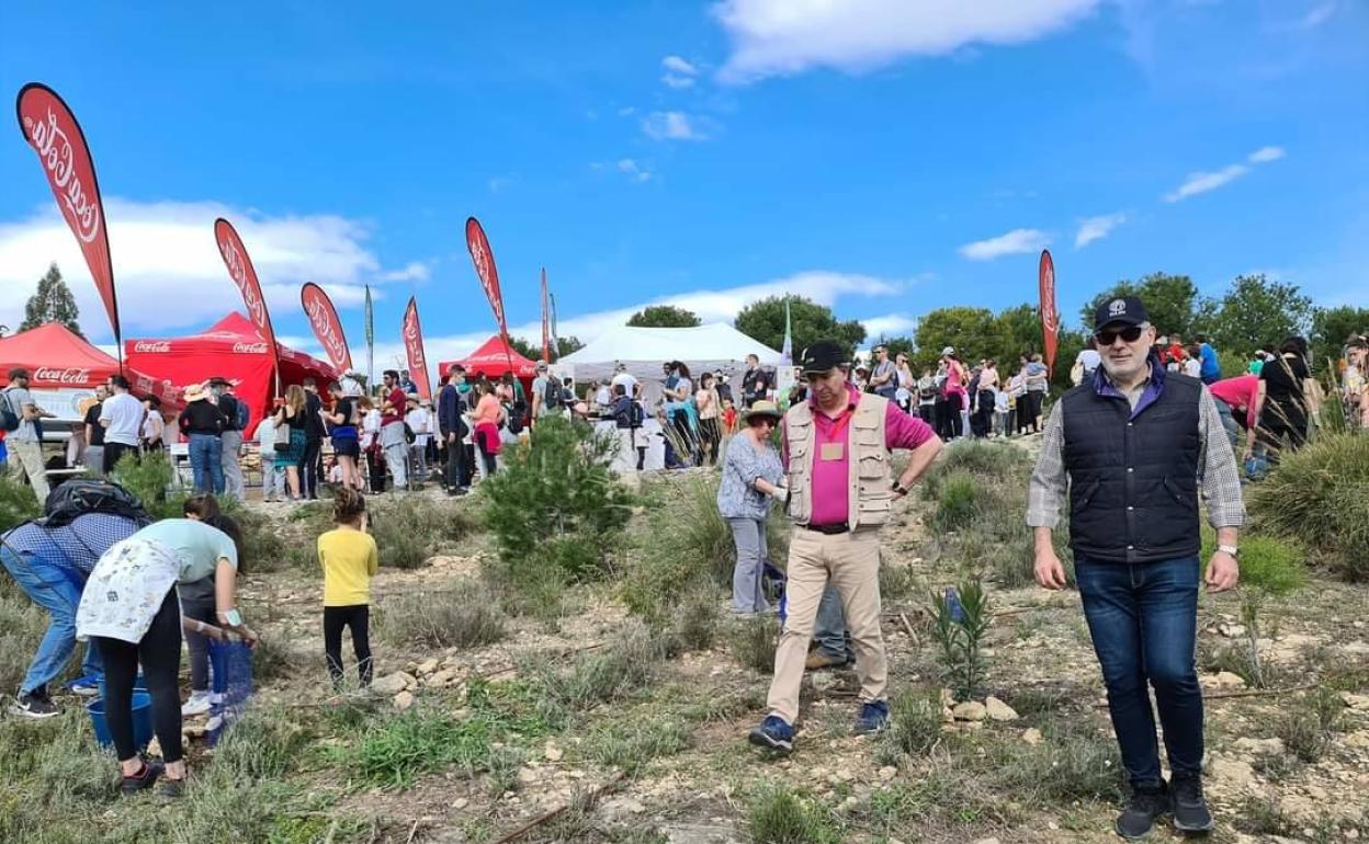 Jornada de reforestación en el monte Orgegia, el pasado abril. 