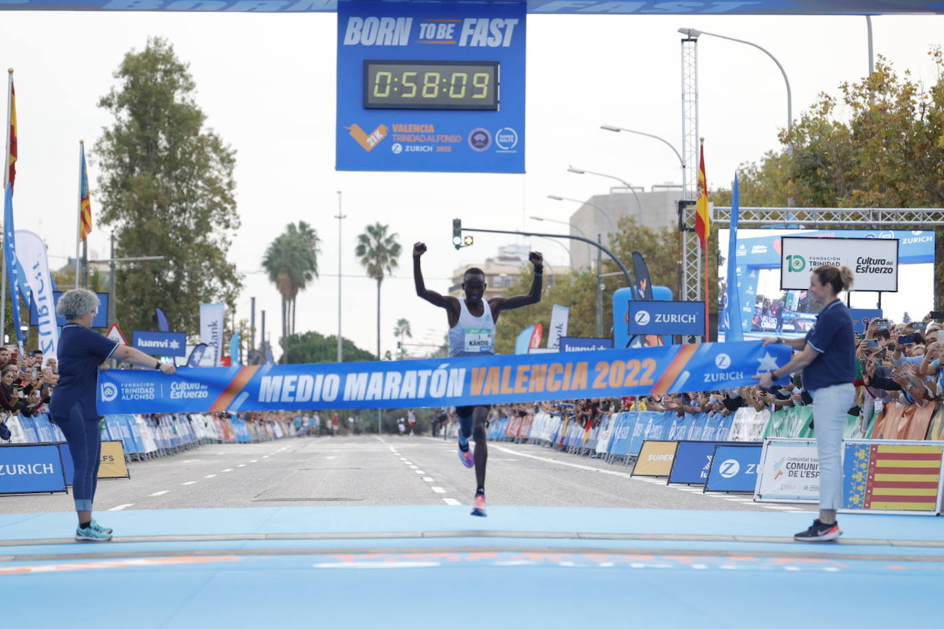 Fotos: Los ganadores del Medio Maratón de Valencia cruzan la línea de meta