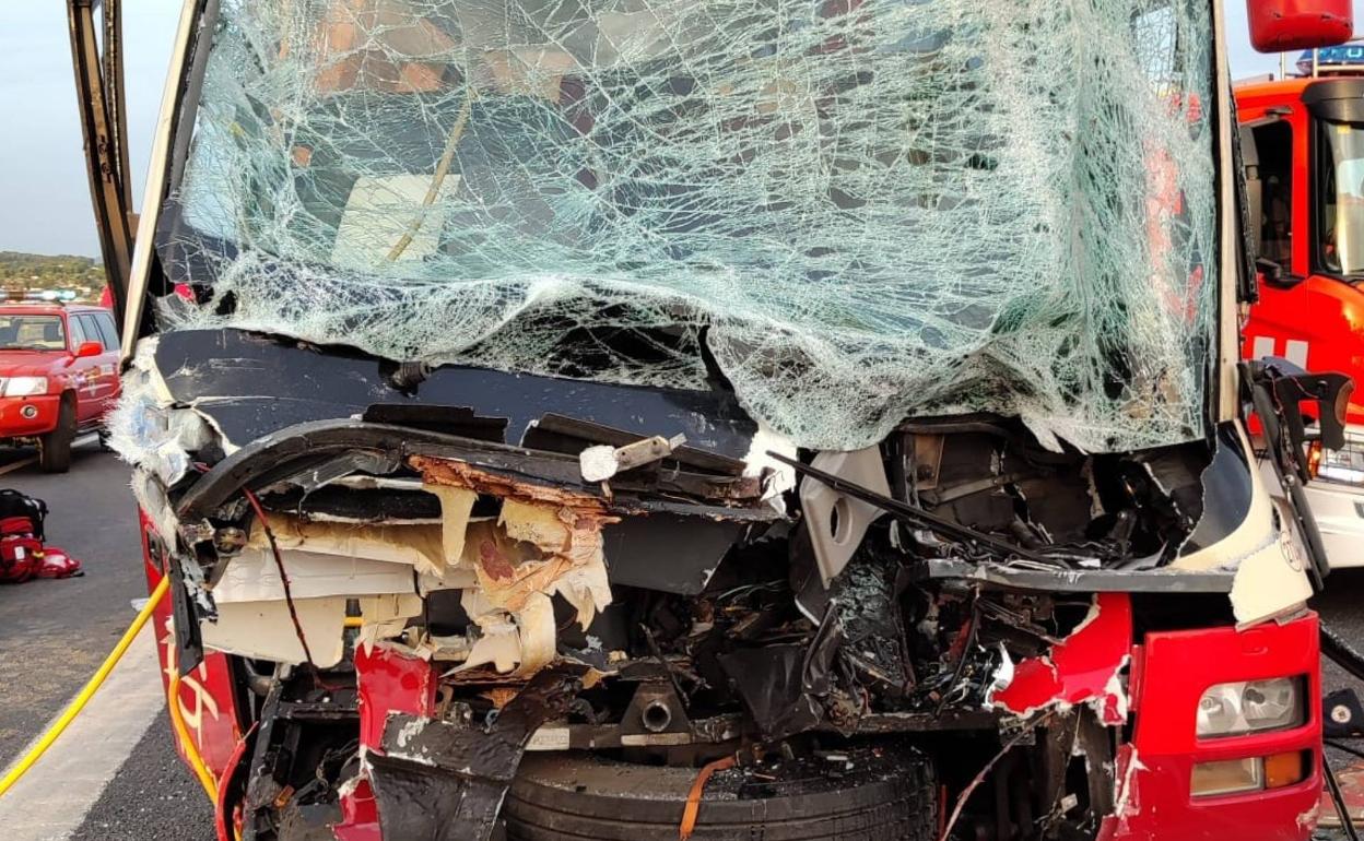 La parte frontal del autobús, destrozada. 