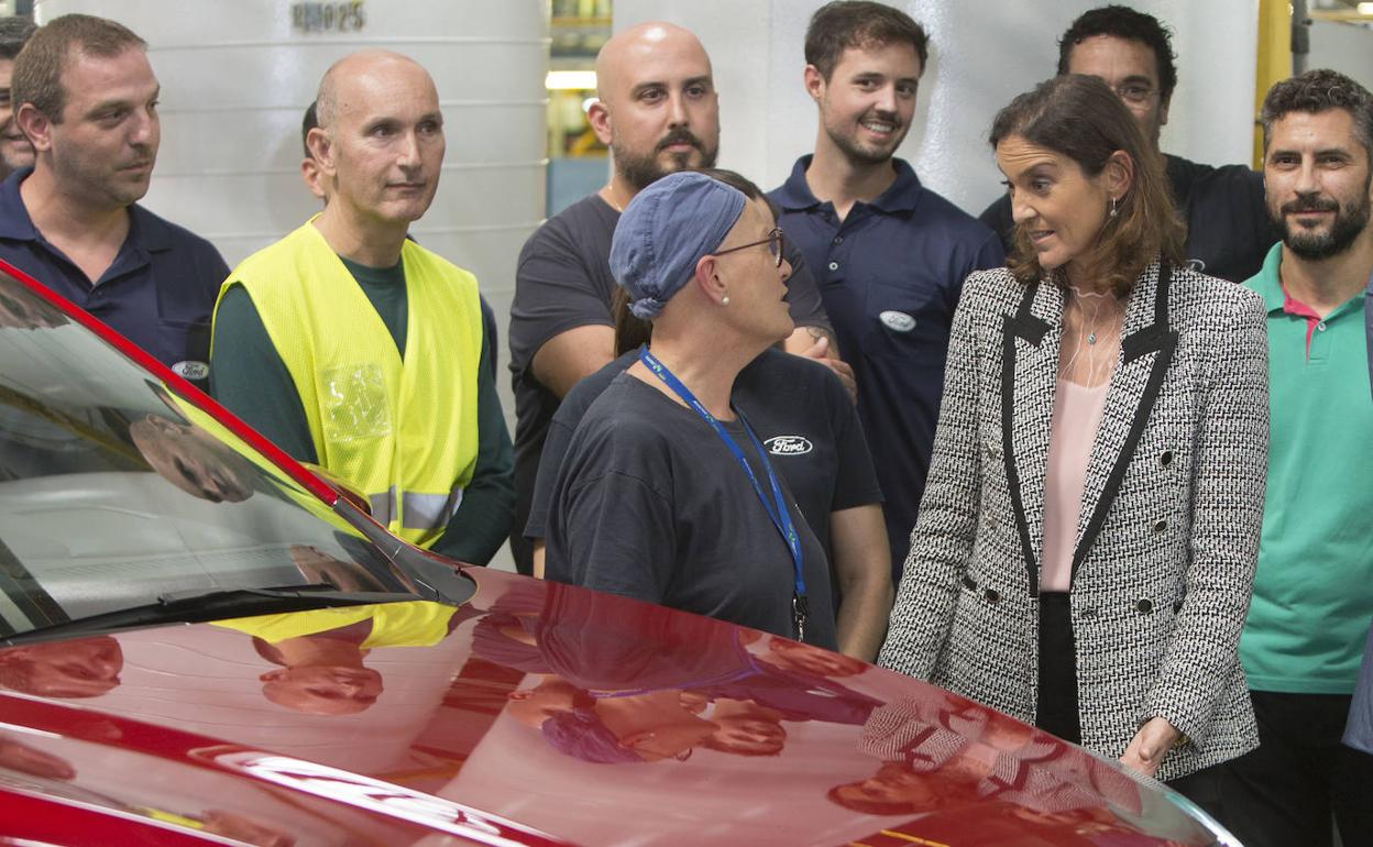 La ministra Reyes Maroto durante su visita a las instalaciones de Ford. 