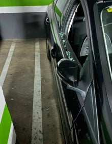 Imagen secundaria 2 - Un colchón en la escalera y la ventanilla de un coche rota. 