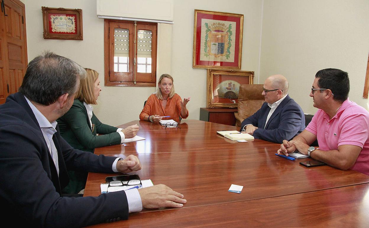 La alcaldesa, Paz Carceller, se reúne con representantes del grupo. 