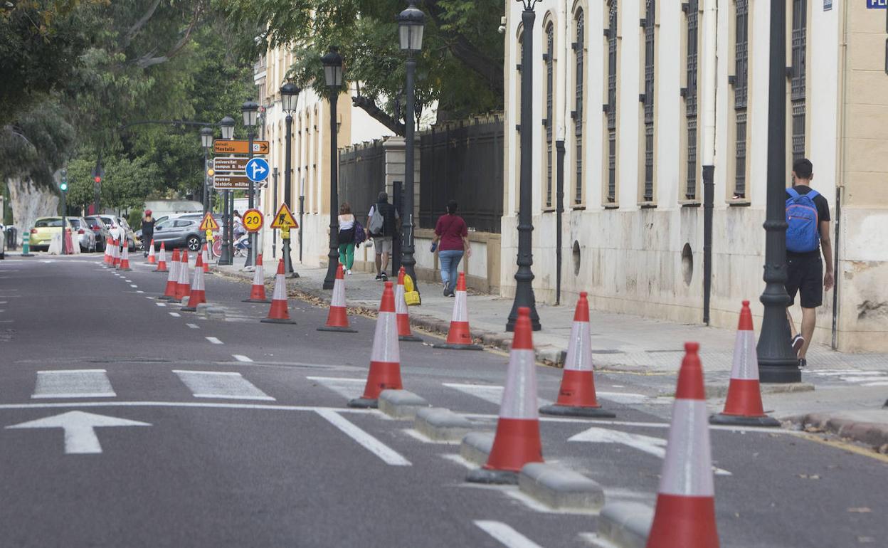 Un tramo de la vía de servicio de la Alameda, con el carril bici en obras. 