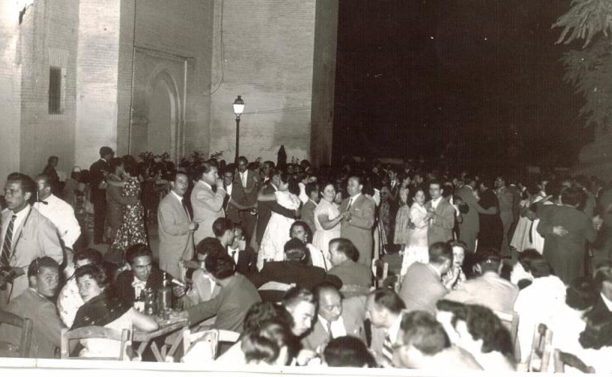 Verbena en una plaza de España.