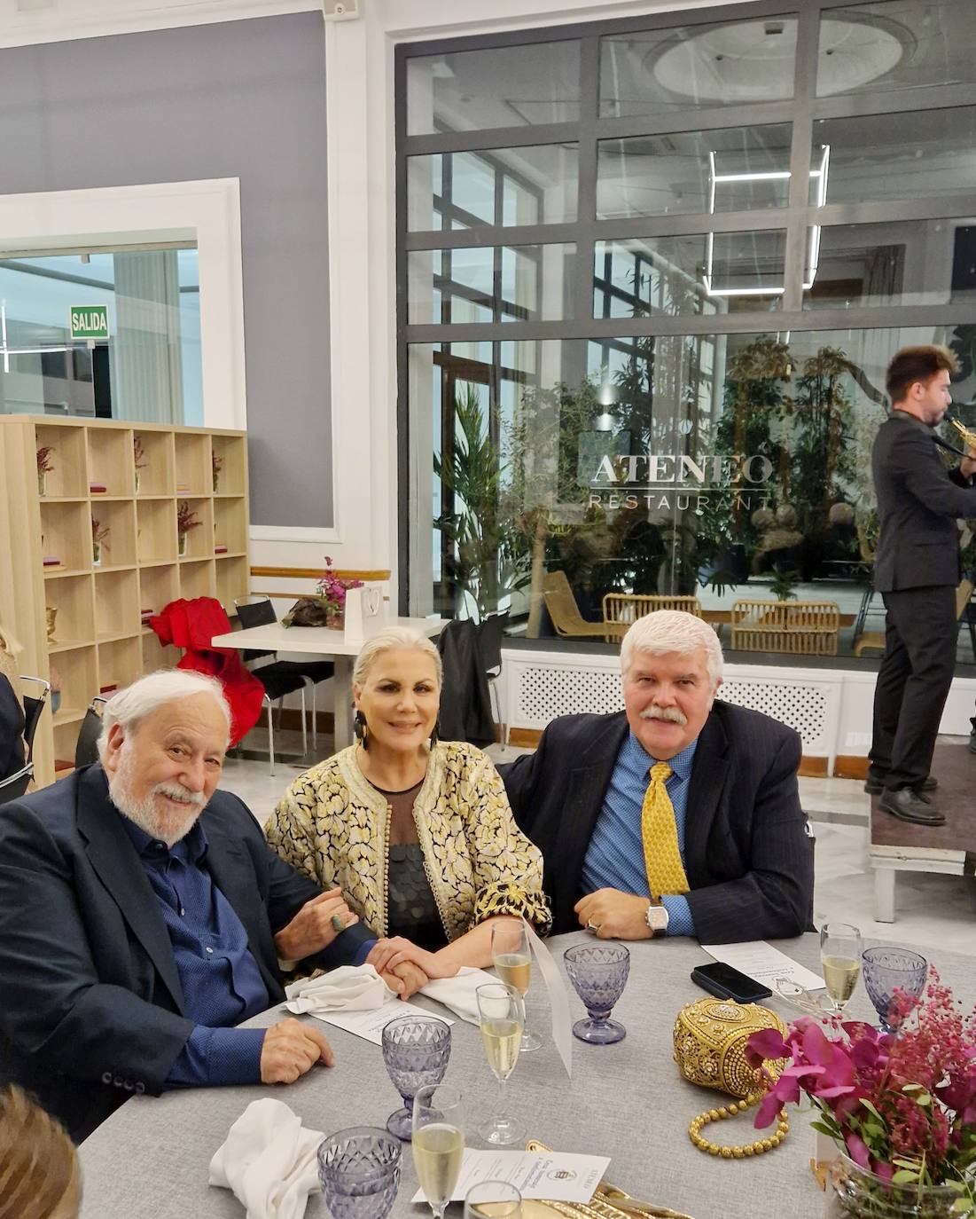 Laura Fitera, con Enrique Senís y David Phillips.