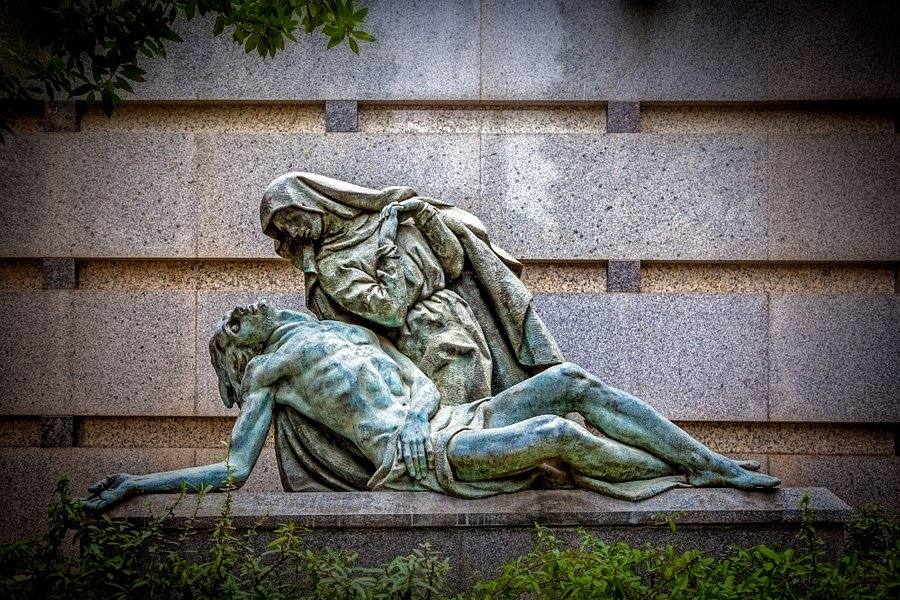 El Cementerio Sacramental de San Isidro de Madrid es la necrópolis más antigua de la ciudad. Está considerado como uno de los conjuntos arquitectónicos más importantes de España y uno de los más bellos de toda Europa, siendo declarado incluso Bien de Interés Cultural. Para algunos incluso es considerado como el jardín románico de Madrid, donde se puede contemplar patrimonio cultural, histórico, artístico, escultórico y natural de la ciudad. Para los que tengan curiosidad, el camposanto ofrece la posibilidad de hacer visitas guiadas por sus lugares más emblemáticos, donde se podrán contemplar bellos monumentos funerarios de personajes célebres de la sociedad española y conocer más sobre los artistas que trabajaron en su creación.