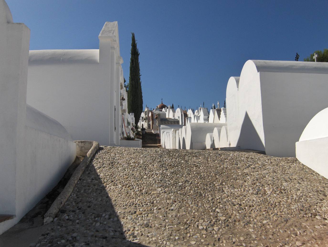 En el pintoresco pueblo de Casabermeja encontramos uno de los cementerios más famosos y peculiares de toda Andalucía, el Cementerio Municipal de San Sebastián. En sus orígenes este camposanto fue considerado un camposanto para gente pobre, donde tan solo contaba con una pocas y simples tumbas alrededor de la ermita de San Sebastián. Pero con el paso de los años, los lugareños empezaron a ver que era un lugar adecuado para el reposo de sus seres queridos. Así pues, las tumbas fueron evolucionando hasta convertirse en bellos monumentos al aire libre, hasta al punto de ser considerado como Monumento Nacional y Bien de Interés Cultural.