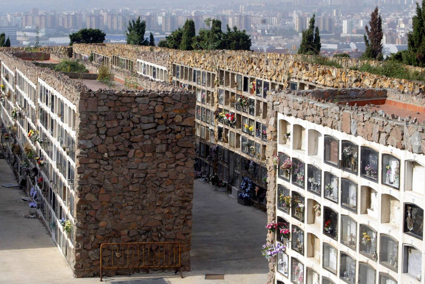 Caminar por sus calles, con el mar en el horizonte, supone una experiencia estremecedora y es que en ella se preservan obras artísticas de arquitectura funeraria de un valor incalculable, donde los artistas más cotizados del momento, como arquitectos, escultores y vidrieros dejaron huella. Además, este camposanto posee la única colección de carrozas fúnebres de toda Europa.