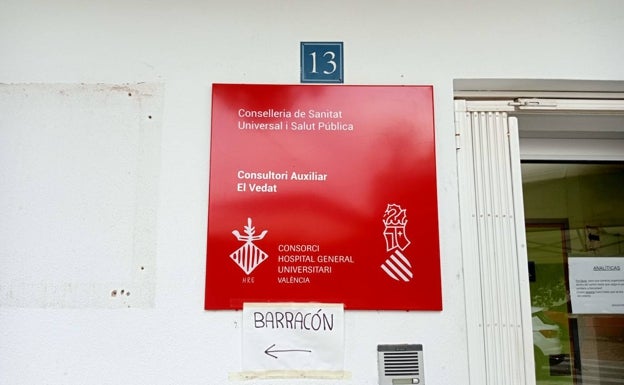 Imagen principal - Los carteles en el centro de salud auxiliar. 