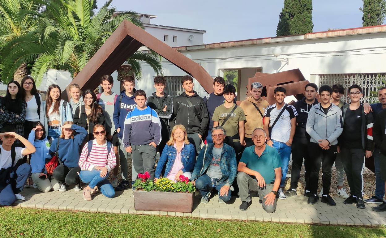 La expedición del IES Jaume I ante la puerta del cementerio de Ontinyent. 