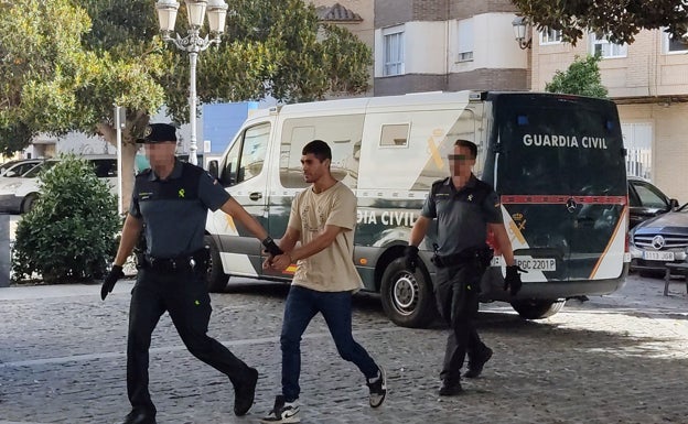 Agentes de la Guardia Civil conducen al detenido hasta los juzgados. 