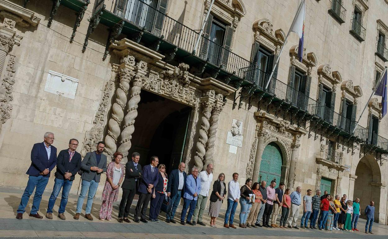 Minuto de silencio este mediodía frente al Ayuntamiento de Alicante. 