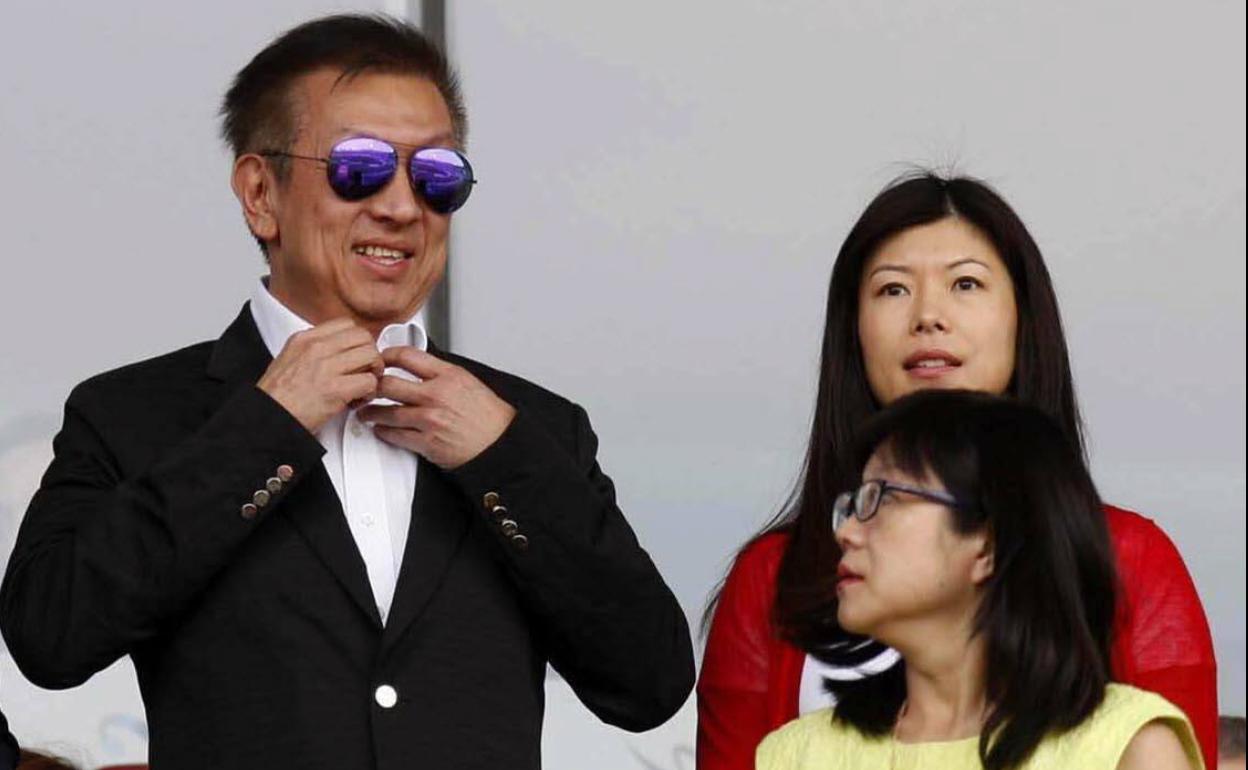 Peter Lim, su esposa Cherie a su lado, con Layhoon debajo.