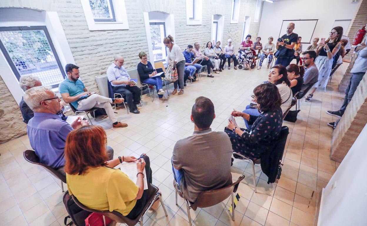 Reunión del alcalde Ribó y resto de concejales con representantes vecinales de Orriols. 