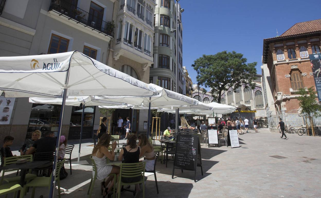 Terrazas de bares junto al Mercado Central el pasado junio. 