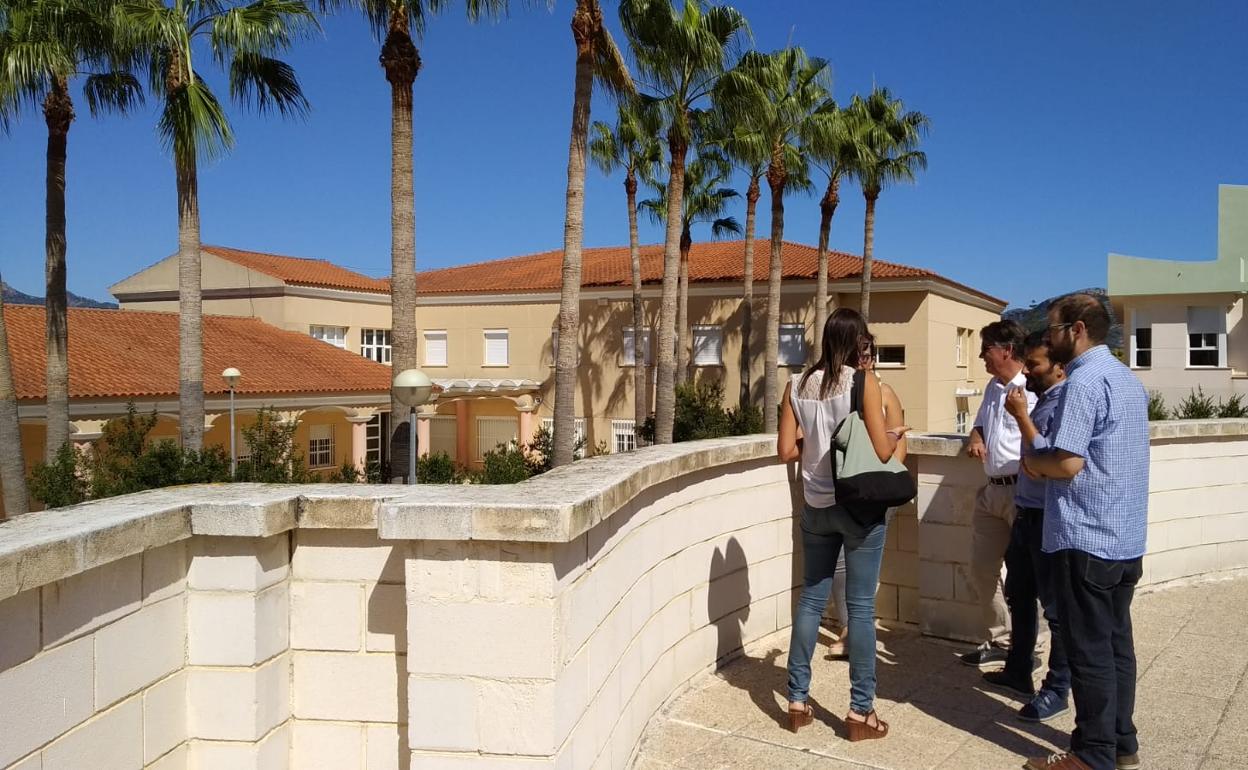 El exconseller Marzà y el alcalde Jordi Puig, junto a otros dirigentes en una visita al centro. 