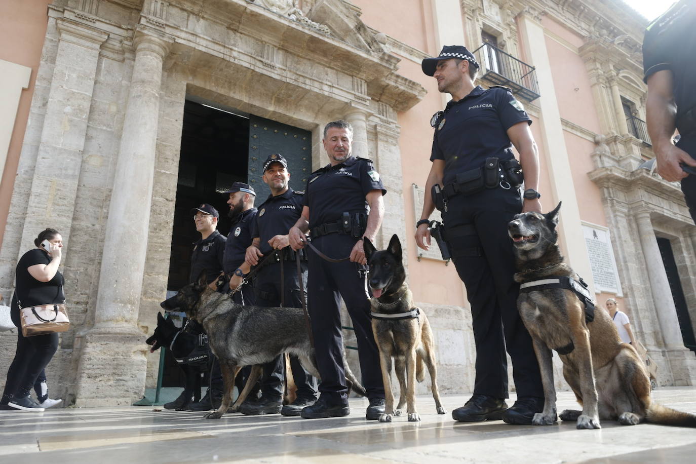 Fotos: Exhibición de unidades caninas de policías y bomberos en la plaza de la Virgen