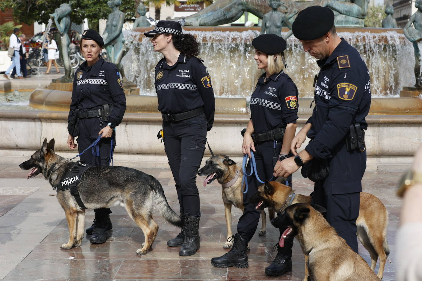 Fotos: Exhibición de unidades caninas de policías y bomberos en la plaza de la Virgen