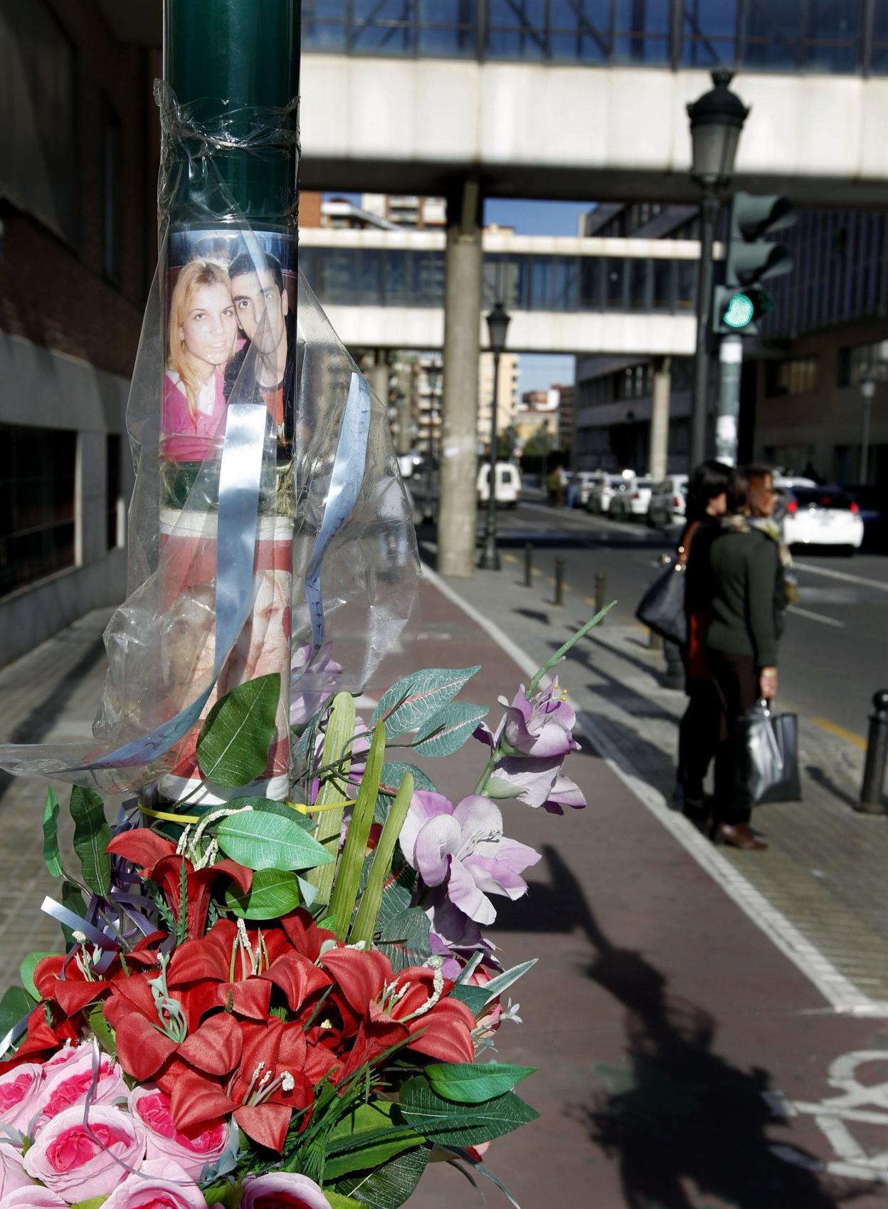 Flores que recuerdan a las víctimas y una foto de dos jóvenes fallecidos en uno de los accidentes. 