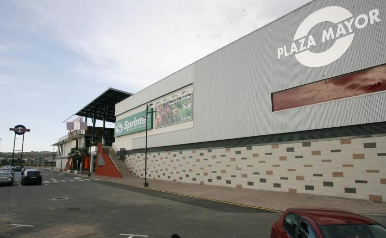 Los hurtos se cometieron en el aparcamiento del centro comercial. 