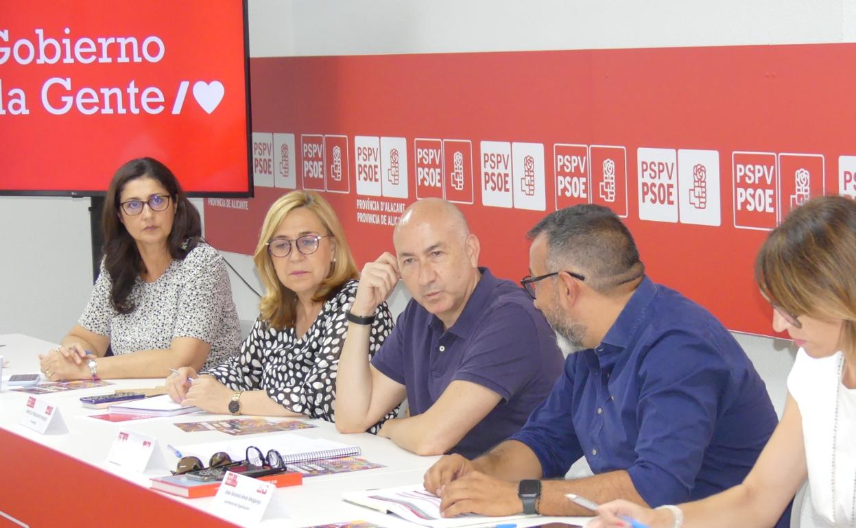 Alejandro Soler, en el centro de la imagen, en una reunión con compañeros de partido. 