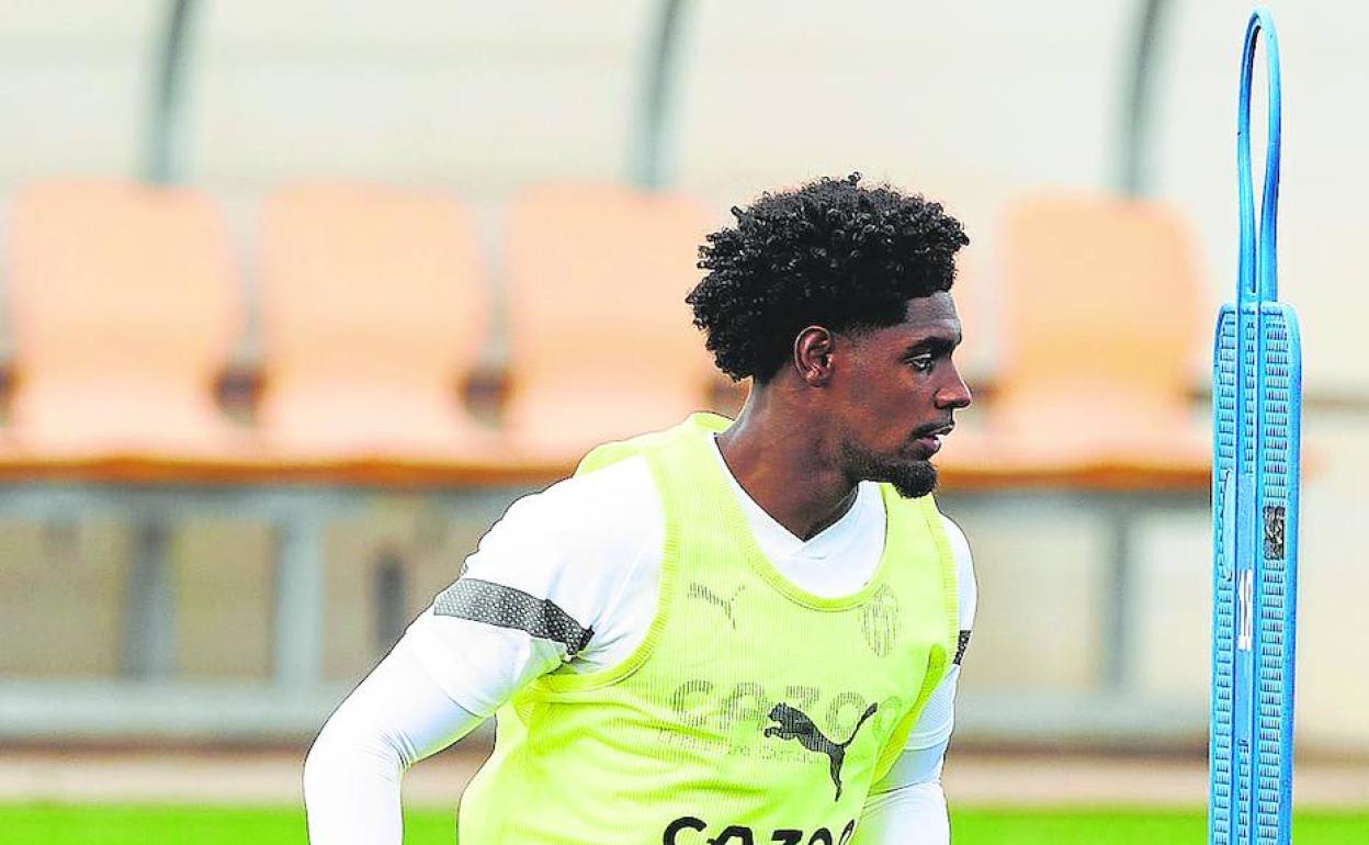 Thierry, en el entrenamiento de este miércoles en Paterna. 