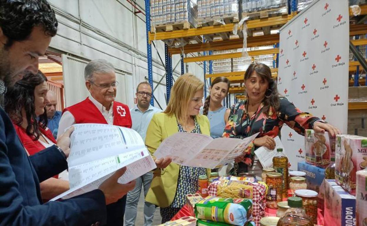 La delegada del Gobierno, Pilar Bernabé, comprueba los lotes. 