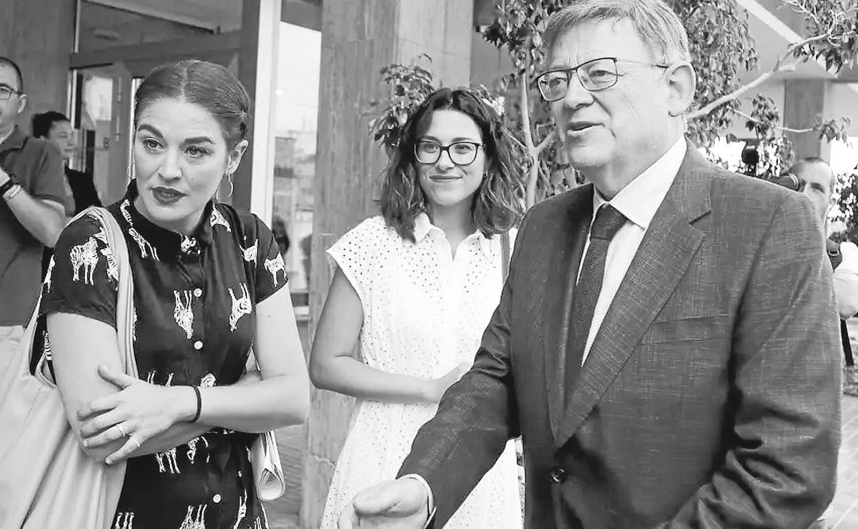 La exconsellera Mireia Mollà, junto al presidente Ximo Puig y, detrás, la vicepresidenta Aitana Mas.