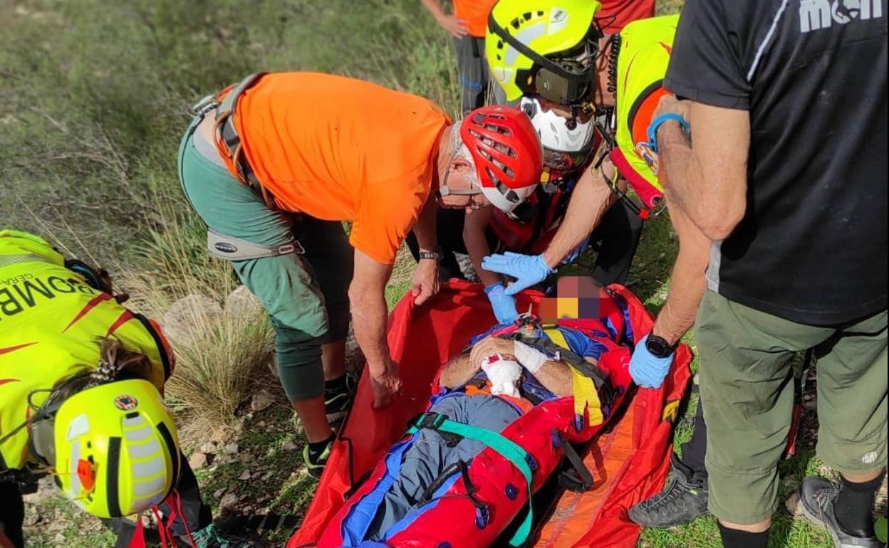 Rescate por el grupo especializado de los bomberos. 