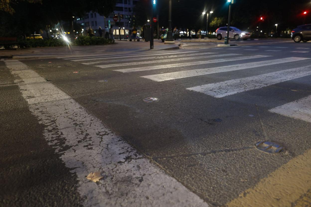 El paso de peatones donde están encastradas las luces, aunque cuatro de ellas están fundidas. 