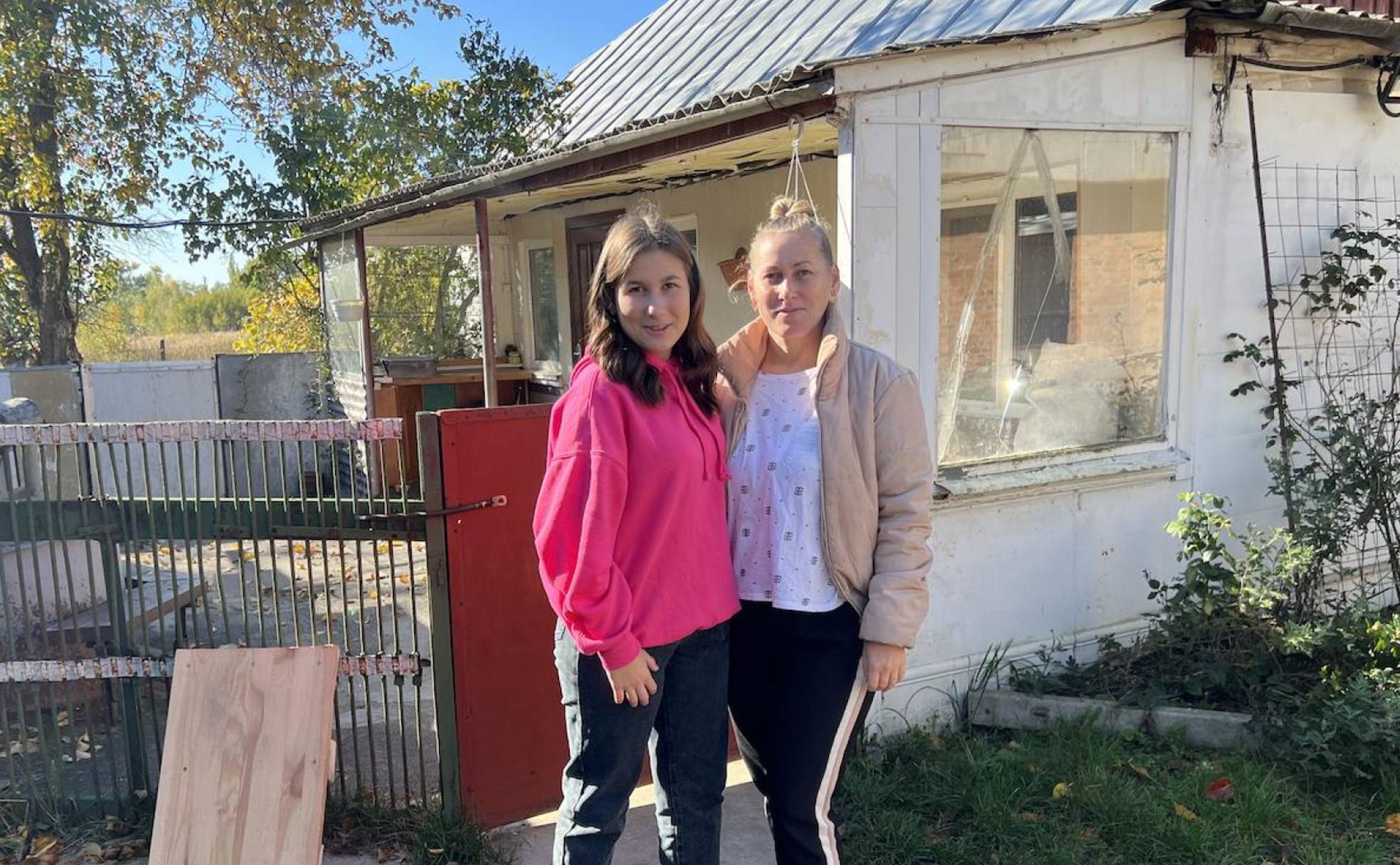 Lizaa, de quince años, y su madre, Nataliya, en su casa de Prrybirsk. Lizaa ha regresado hace poco de Irún, donde ha vivido con una familia de acogida.