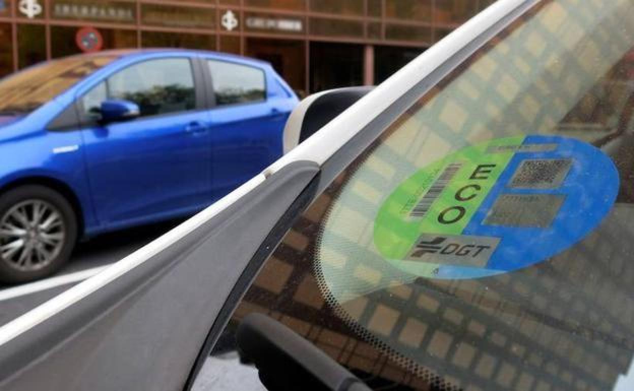 Etiquetas de la DGT | Cómo consultar qué etiqueta de la DGT tiene mi coche y cómo conseguirla