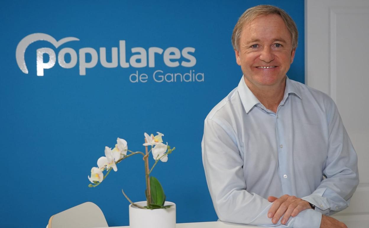 Juan Carlos Moragues, en la sede del PP de Gandia. 