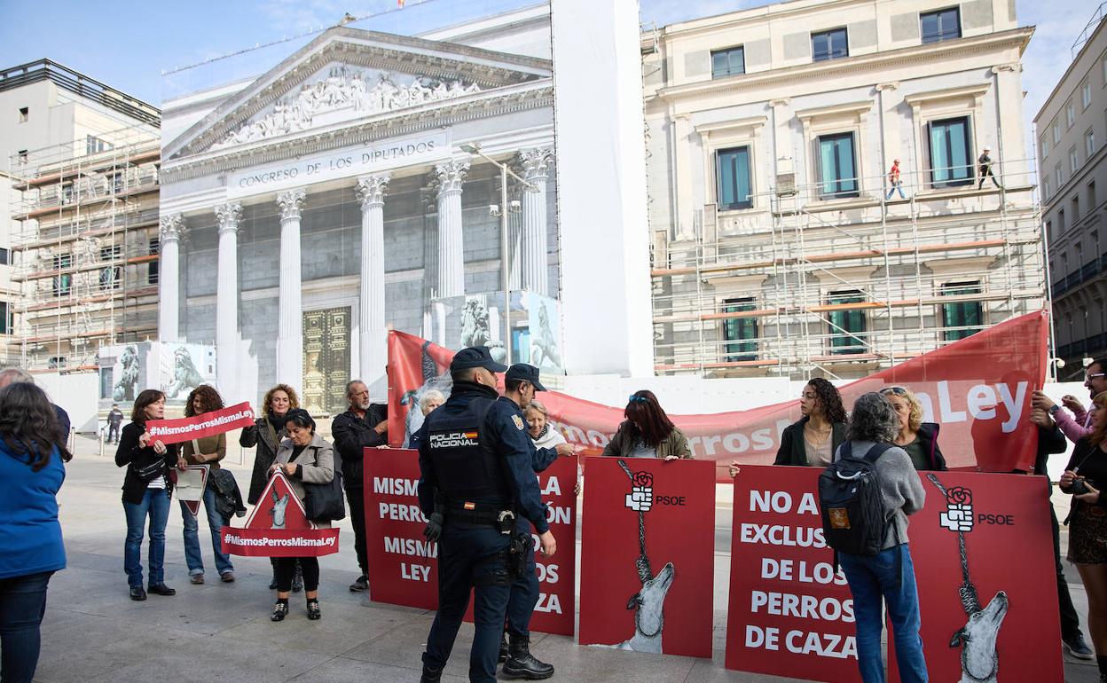 Concentración por la defensa de los derechos de los animales frente al Congreso de los Diputados