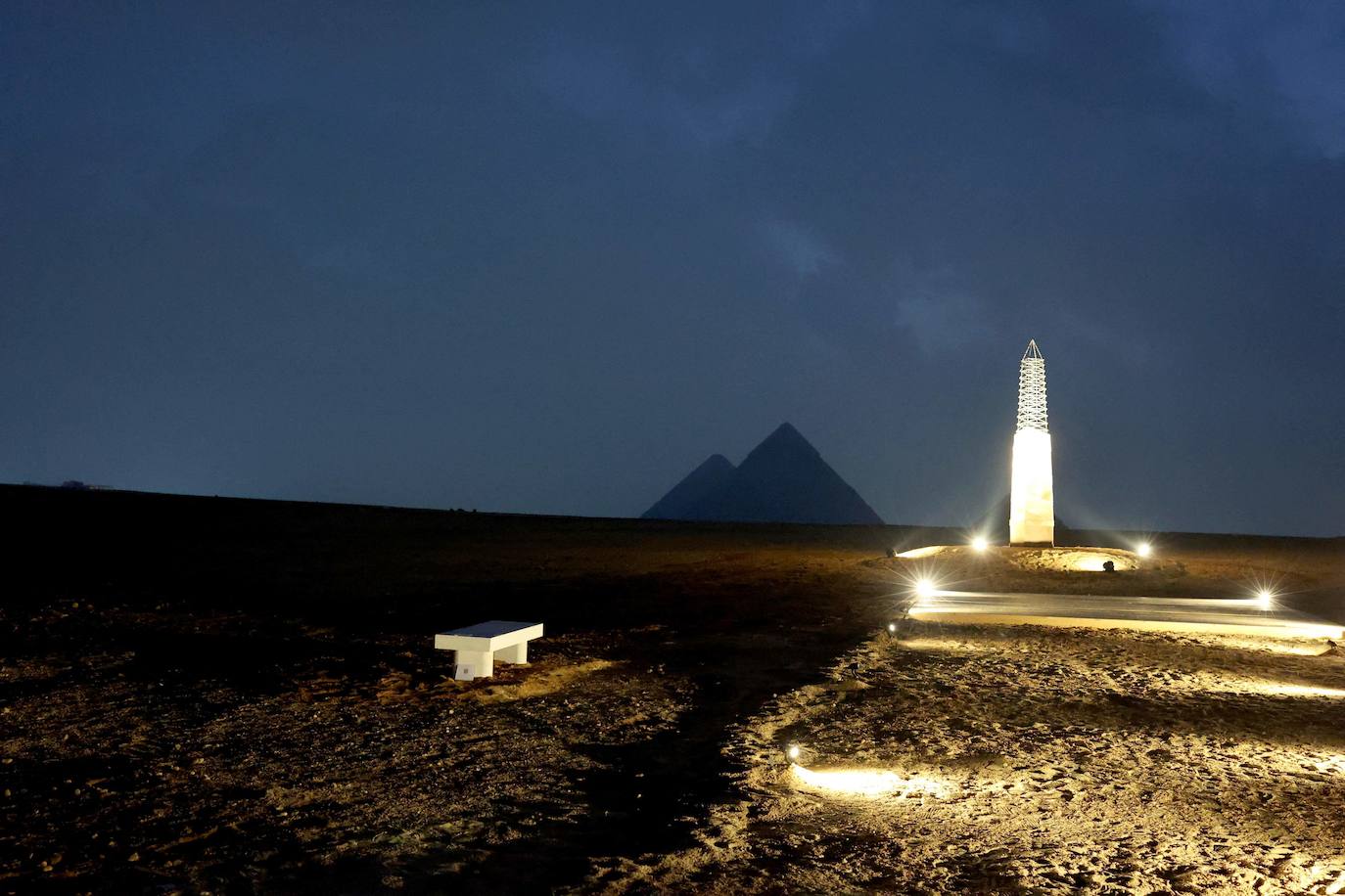 Fotos: Un obelisco en las pirámides