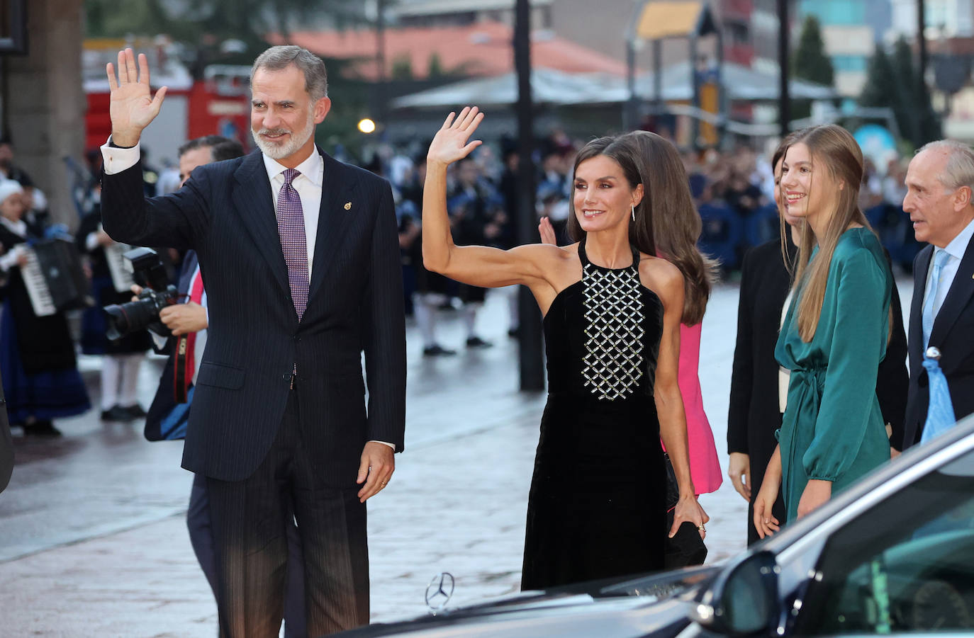 Fotos: Letizia deslumbra y vuelve a presumir de espalda en el Concierto Premios Princesa de Asturias