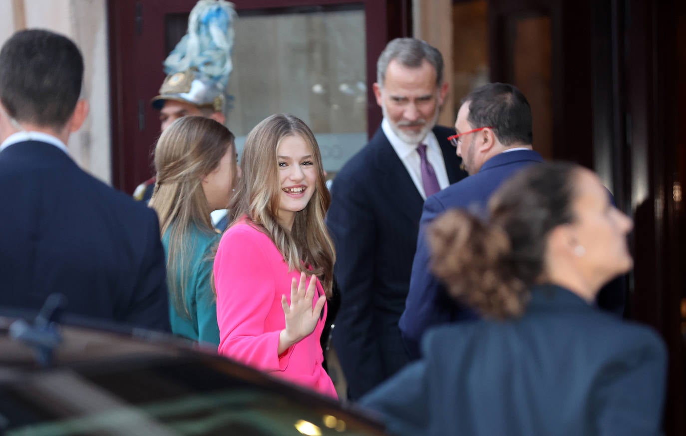 Fotos: Letizia deslumbra y vuelve a presumir de espalda en el Concierto Premios Princesa de Asturias