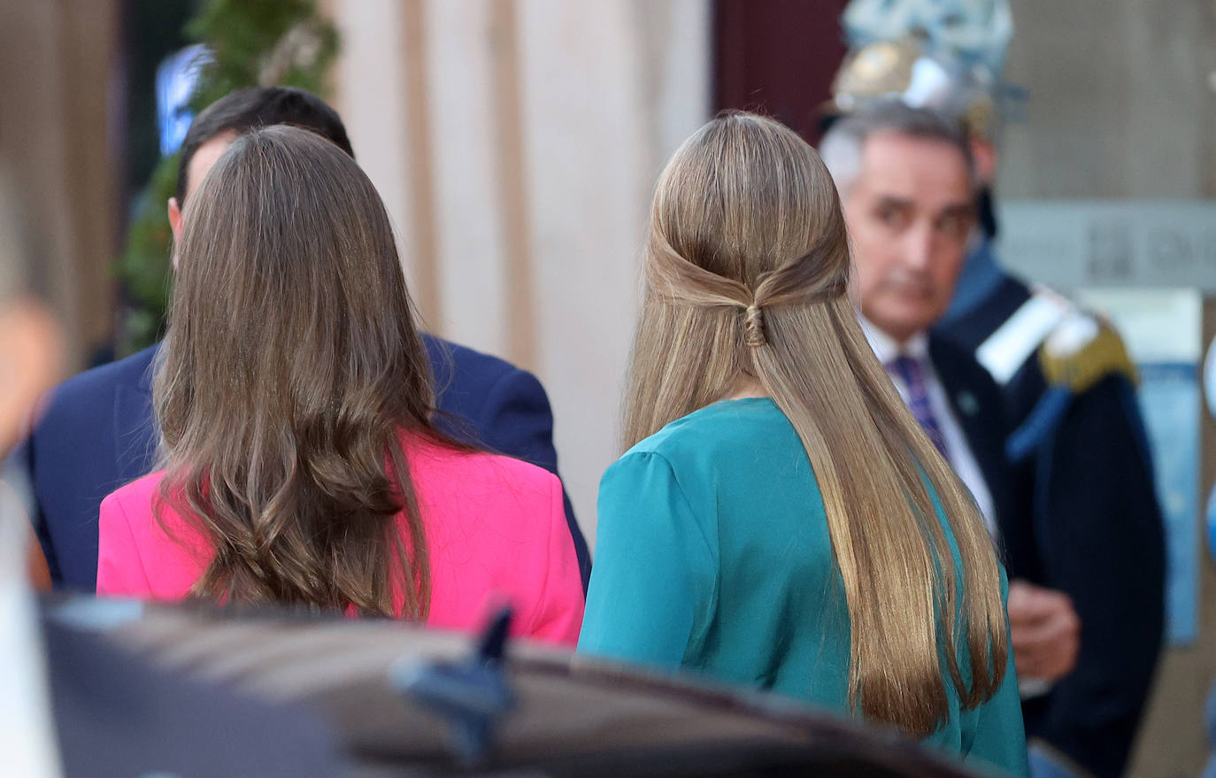 Fotos: Letizia deslumbra y vuelve a presumir de espalda en el Concierto Premios Princesa de Asturias