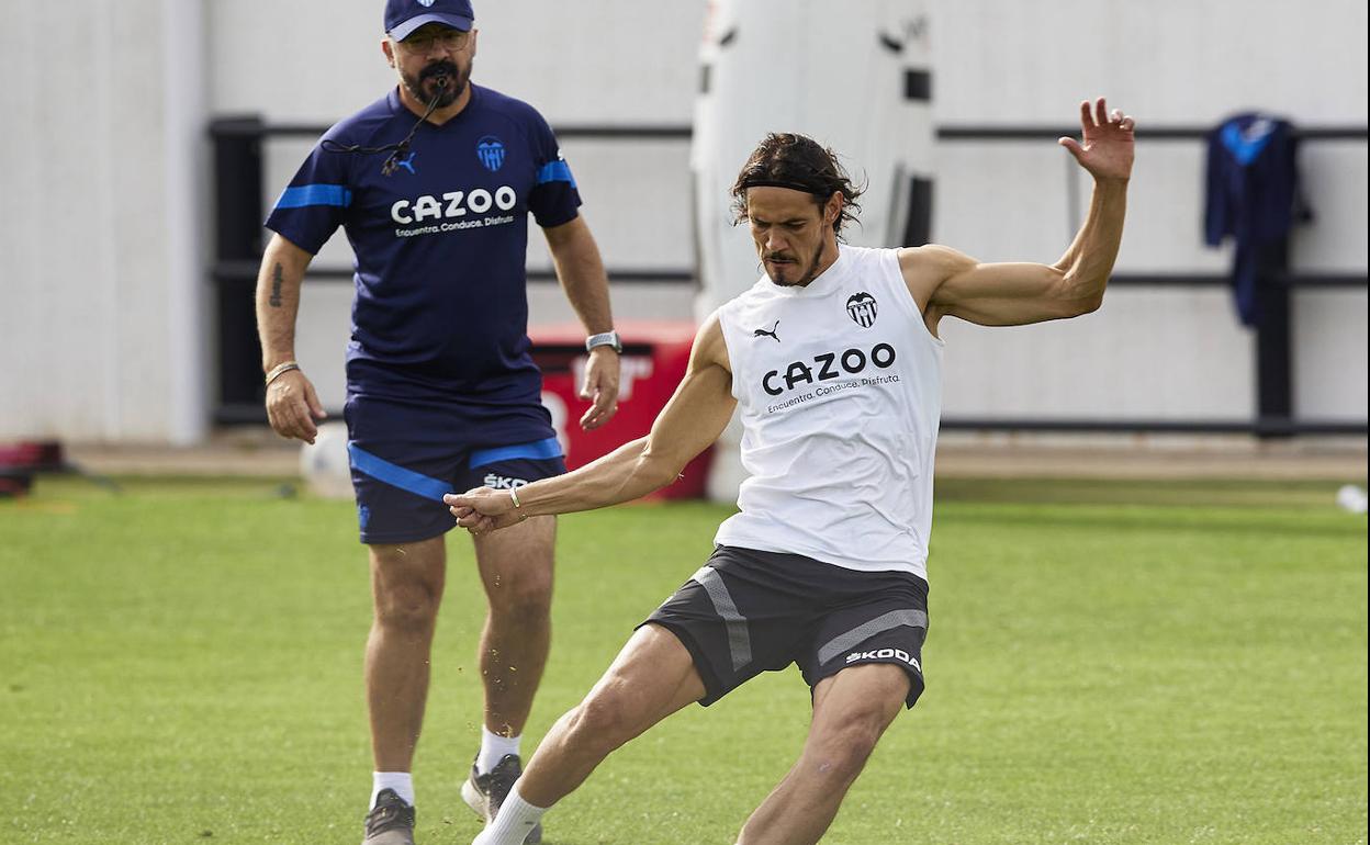 Gennaro Gattuso observa a Cavani durante un ejercicio del entrenamiento en Paterna. 