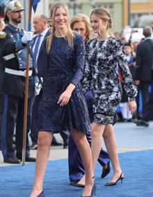 Imagen secundaria 2 - Arriba. La princesa Leonor y la infanta Sofía, junto a su madre, doña Letizia. Debajo. Vista detallada de los zapatos (i-d) de la princesa Leonor, la reina Letizia, y la infanta Sofía.