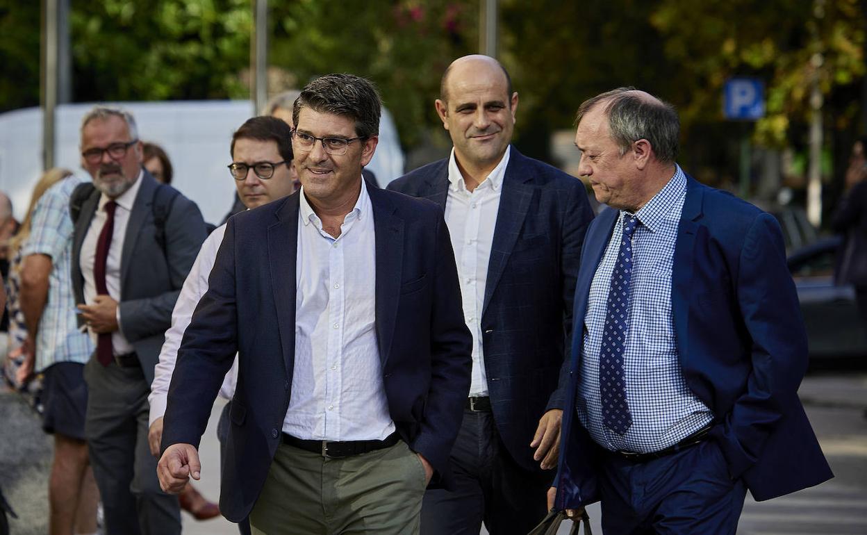 Jorge Rodríguez y Ricard Gallergo, en las inmediaciones de la Ciudad de la Justicia.