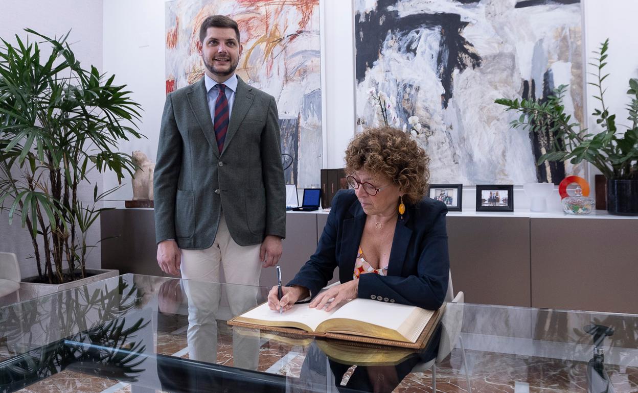 La consellera Josefina Bueno, firmando en el libro de honor de Gandia. 