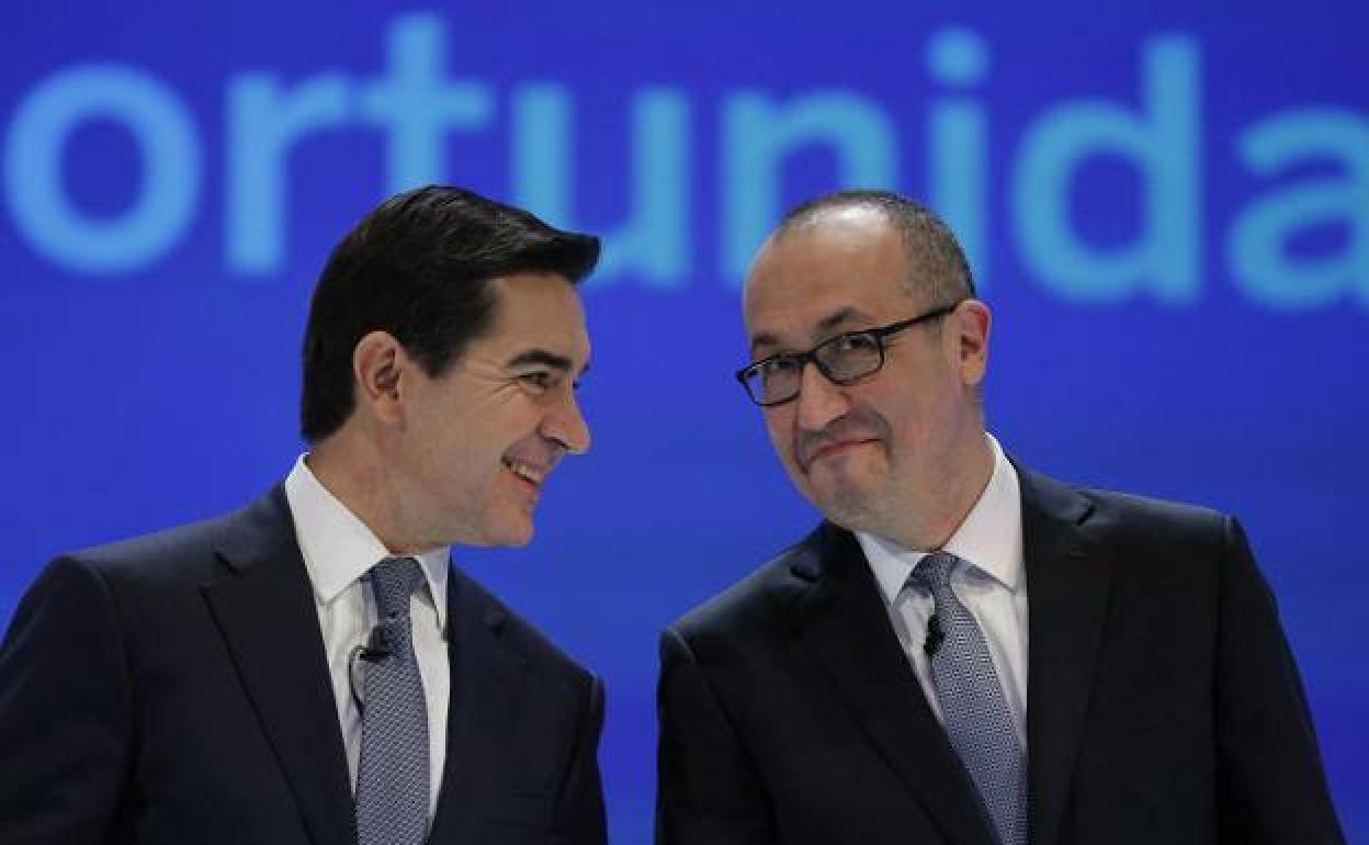 El presidente de BBVA, Carlos Torres, y el consejero delegado, Onur Genç. 